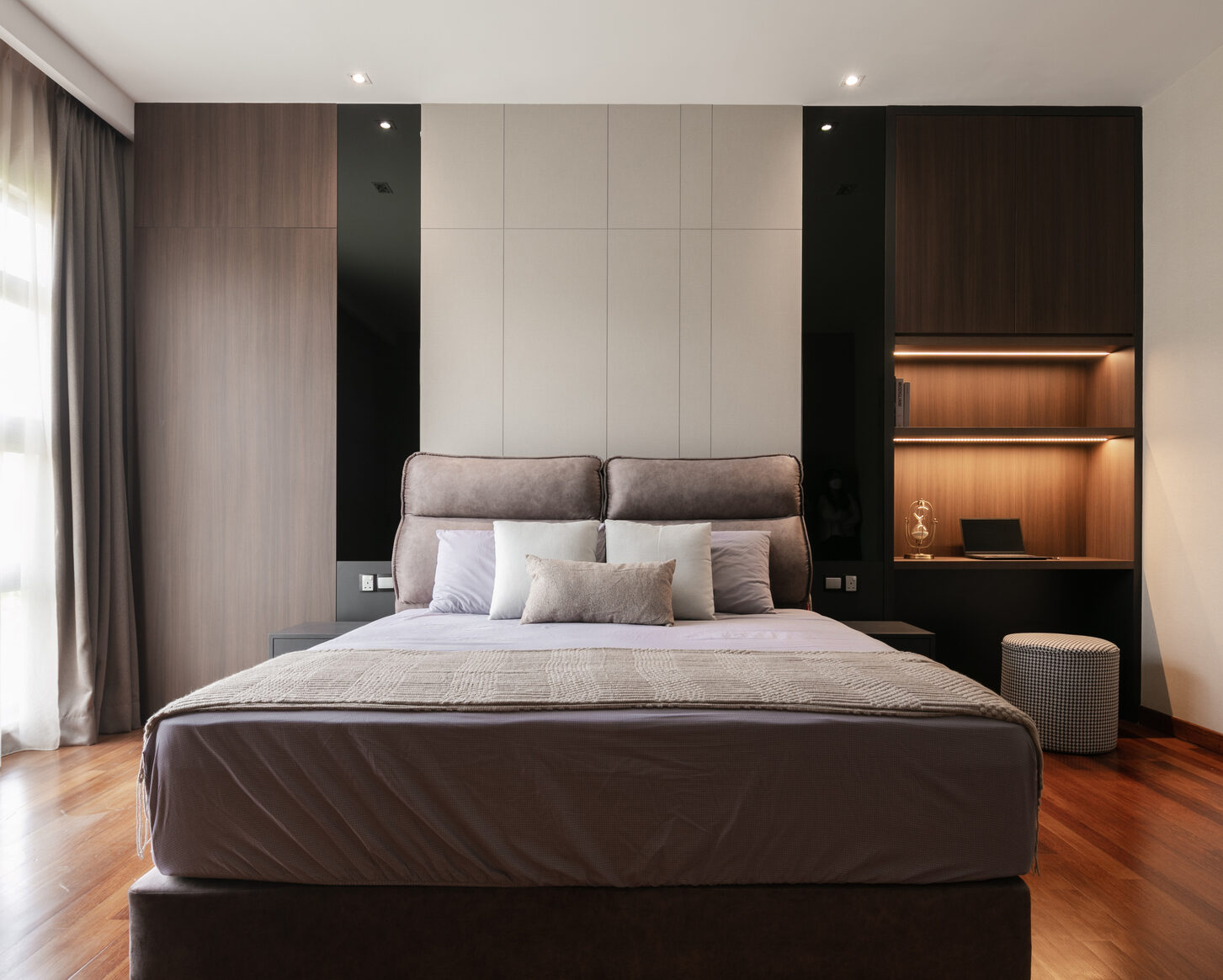 modern contemporary master bedroom bed head